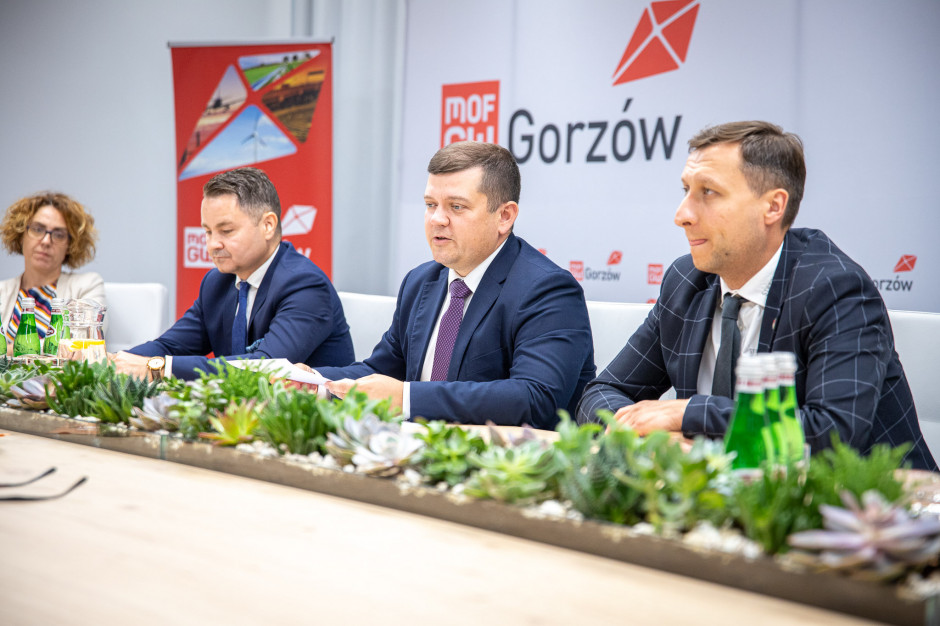 List podpisali włodarze gmin i miasta Gorzowa Wlkp. (Fot. Łukasz Kulczyński) List podpisali włodarze gmin i miasta Gorzowa Wlkp. (Fot. Łukasz Kulczyński)