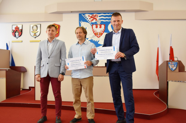 Sekretarz Tomasz Czuczak wręczył bony pieniężne przedstawicielom zwycięskich Rad Osiedli (Fot. UM Koszalin)