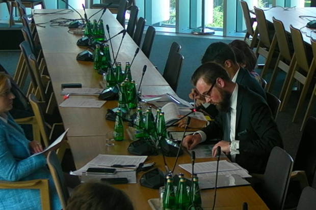 Na pytania posłów odpowiadali pracownicy i kierownictwo Ministerstwa Rozwoju (Fot. sejm.gov.pl)