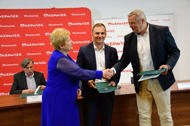 Przedstawiciele władz regionu oraz Mazowieckiego Zarządu Dróg Wojewódzkich podpisali umowy z wykonawcami (fot. UMWM)
