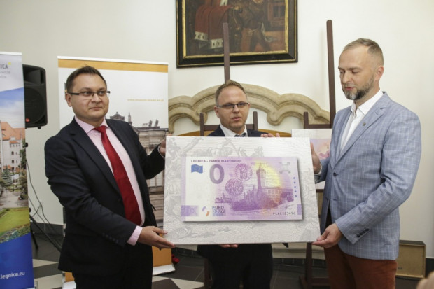 Dzisiejsza prezentacja legnickiego banknotu 0 euro (Fot. portal.legnica.eu)