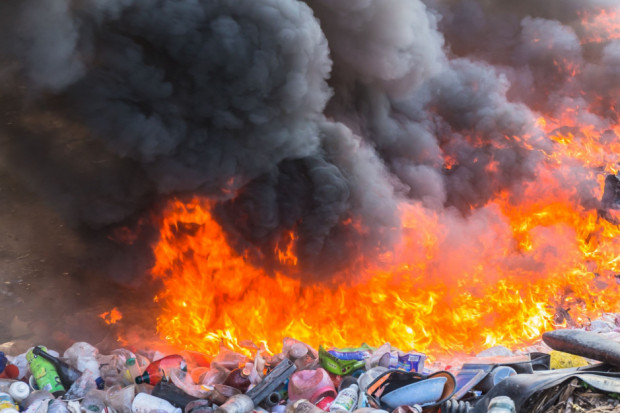 Trwa gaszenie pożaru na składowisku odpadów komunalnych w Promniku (Fot. Shutterstock.com)
