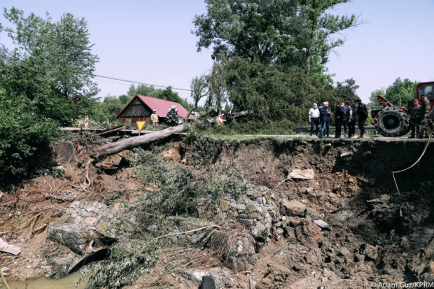 Ponad 70 poszkodowanych gmin będzie mogło skorzystać z uproszczonych procedur postępowania (fot. www.premier.gov.pl)