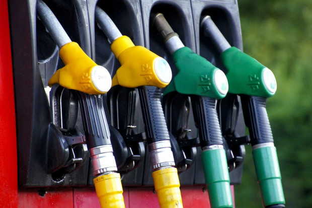Przedłużono m.in. zwolnienie sprzedaży paliw z podatku od sprzedaży detalicznej (fot. pixabay)