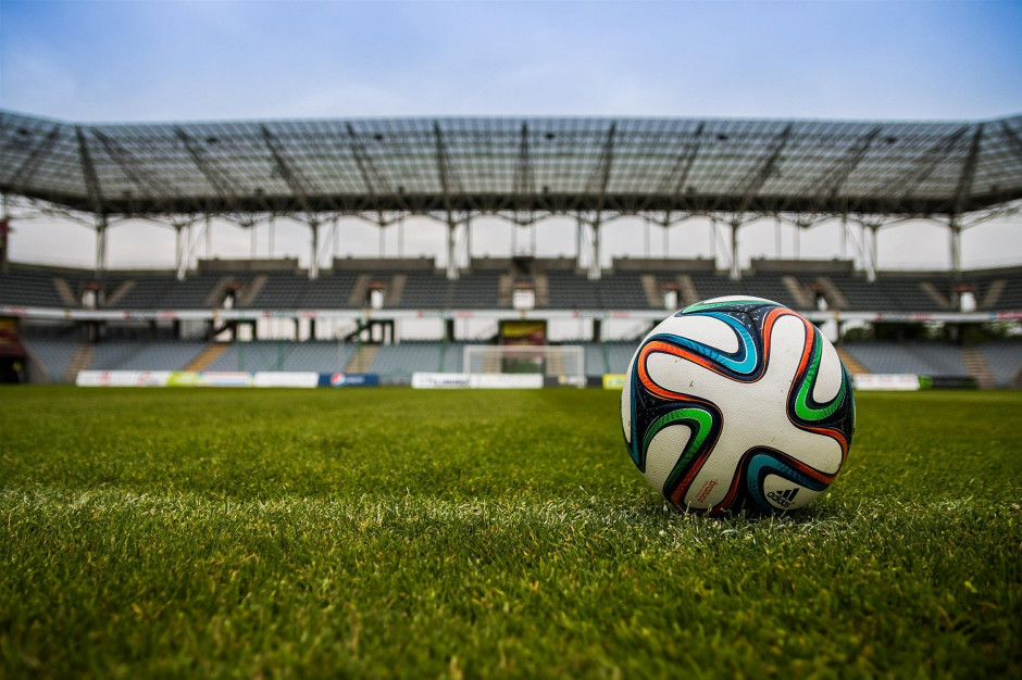 Inwestycja zakłada realizację pełnowymiarowego boiska do piłki nożnej z trybunami (fot.pixabay)