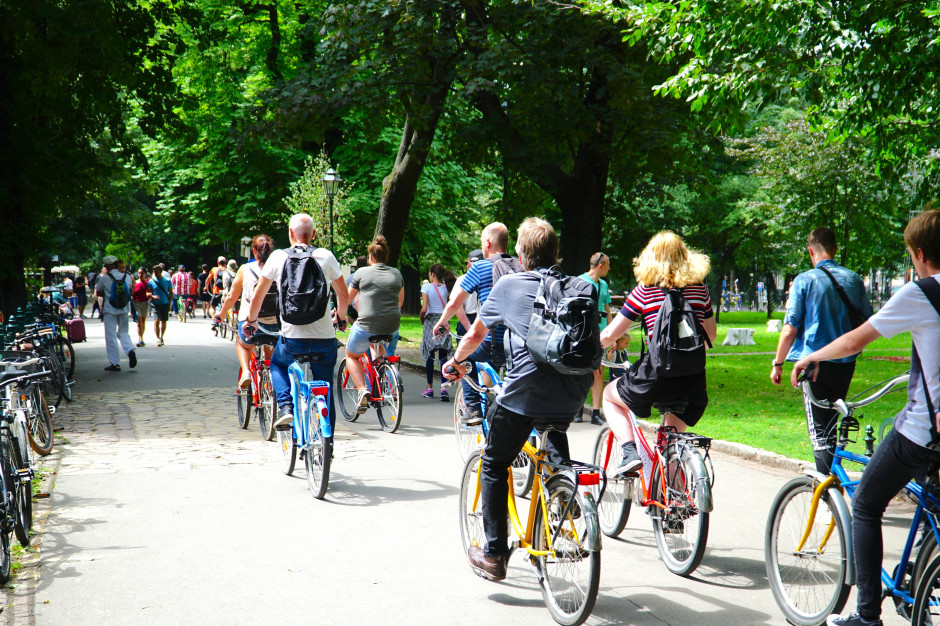Rowerzysta ma obowiązek korzystać z wydzielonej drogi dla rowerów. (Fot. Shutterstock)