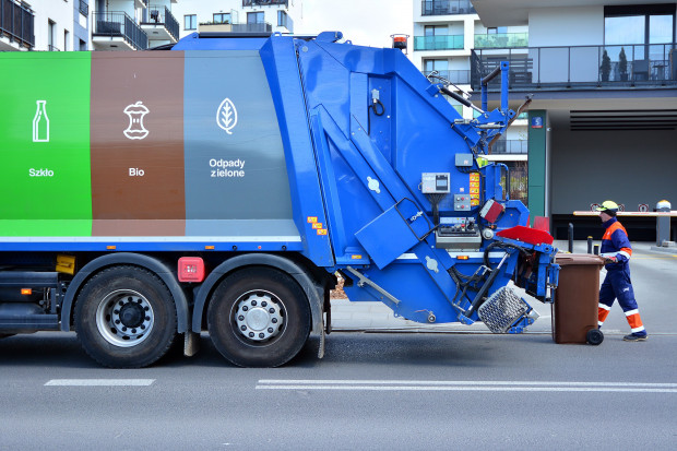 Kolejne gminy podnoszą opłaty za odbiór i zagospodarowanie odpadów (fot. shutterstock)