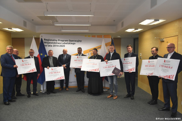 Członkowie zarządu województwa z przedstawicielami ośmiu parafii, którym przyznano dofinansowania (Fot. UMWL/Piotr Wójcik)
