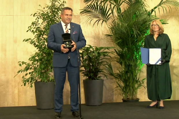Burmistrz Jarocina Adam Pawlicki odbierający nagrodę w kategorii gospodarka odpadami (Fot. jarocin.pl)