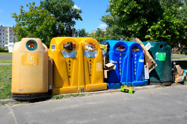 Mieszkańcy Piotrkowa Trybunalskiego muszą liczyć się z wyższymi opłatami za śmieci (fot. Shutterstock)
