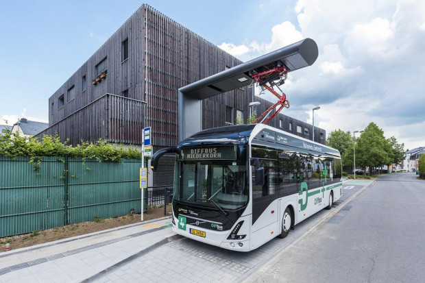Zakupione autobusy elektryczne ładowane będą systemem typu plug-in – ładowarką stacjonarną (fot. lodz.pl)