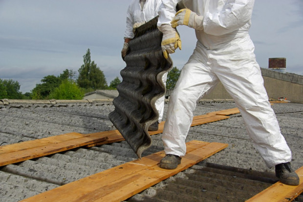 W ciągu ostatnich 10 lat za środki NFOŚiGW usunięto ponad 261 tysięcy ton azbestu. Zdaniem JST idzie to jednak za wolno (Fot. shutterstock.com)