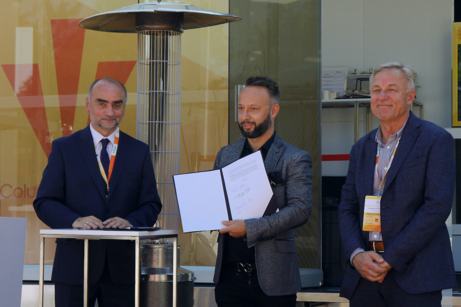 Podpisanie listu intencyjnego pomiędzy Saule Technologies, Columbus Energy oraz władzami miasta miało miejsce w trakcie wydarzenia Perovskite Day, zorganizowanego w Piastowie (Fot. UM w Piastowie) Podpisanie listu intencyjnego pomiędzy Saule Technologies, Columbus Energy oraz władzami miasta miało miejsce w trakcie wydarzenia Perovskite Day, zorganizowanego w Piastowie (Fot. UM w Piastowie)