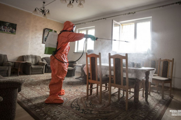 Obszar, po którym poruszał się zakażony pracownik lub mieszkaniec, należy bezzwłocznie poddać gruntownemu sprzątaniu oraz dezynfekcji zgodnie z zaleceniami Państwowej Inspekcji Sanitarnej. (fot.ilustracyjne:WOT)