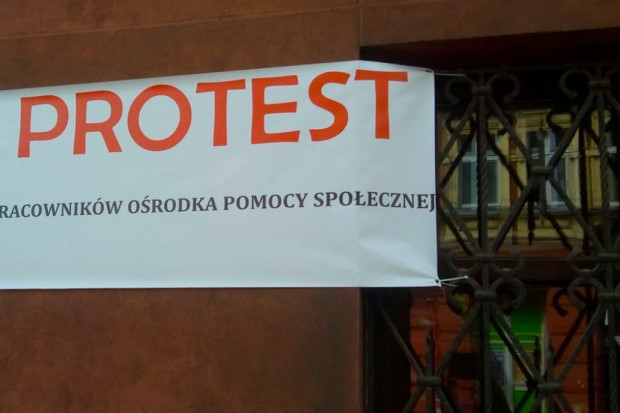 Pracownicy OPS w Świętochłowicach oflagowali budynek ośrodka. Podobne transparenty można znaleźć na kilkudziesięciu ośrodkach w całej Polsce (fot. PFPSiPS)