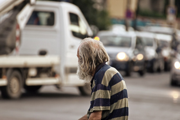 Skrajne ubóstwo dotyka szczególnie osób straszych (fot. pixabay).