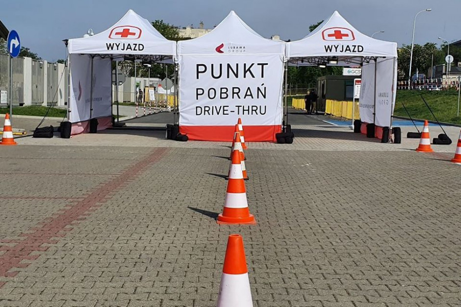 Mobilny punkt pobrań, tzw. drive-thru (fot. WUW Poznań)