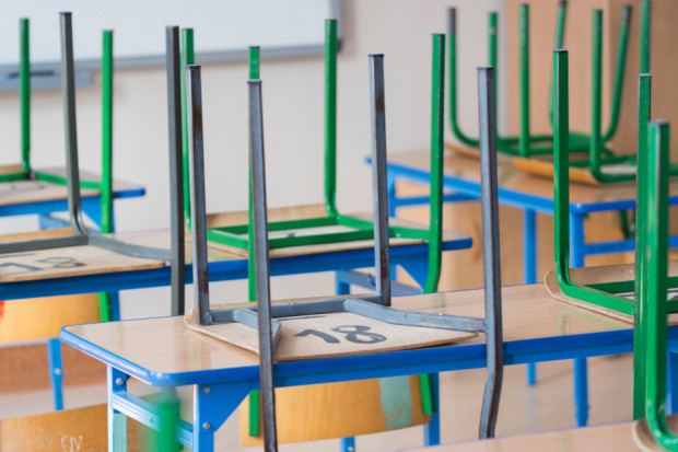 Zdaniem stołecznych władz w szkołach podstawowych należy wprowadzić nauczanie hybrydowe (fot. Shutterstock)