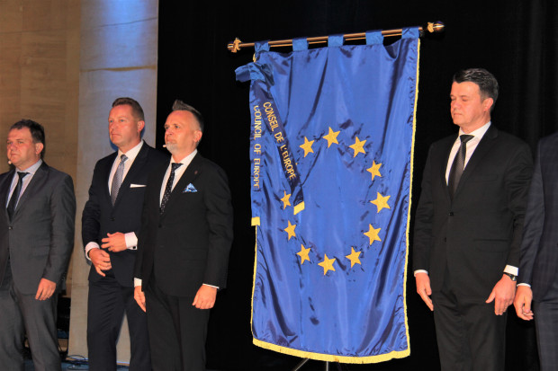 Honorowa Flaga zawiera emblemat składający się z dwunastu złotych gwiazd pięcioramiennych na lazurowym tle, które symbolizują odpowiednio: doskonałość i obfitość, jedność wszystkich europejskich narodów oraz niebo nad Europą (Fot. UM Mińsk Mazowiecki)