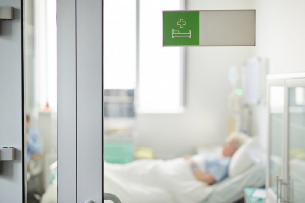Samorządowcy piszą, że trzeba zwiększyć bazę miejsc szpitalnych dla pacjentów COVID+ bez dalszego ograniczania dostępu do opieki dla innych pacjentów (Fot. Shutterstock.com)