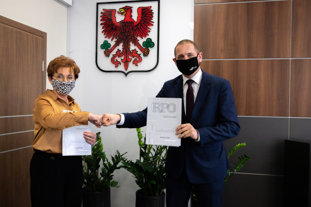 Umowy podpisali wicemarszałek województwa lubuskiego Łukasz Porycki i zastępca prezydenta Gorzowa Małgorzata Domagała (Fot. gorzow.pl)