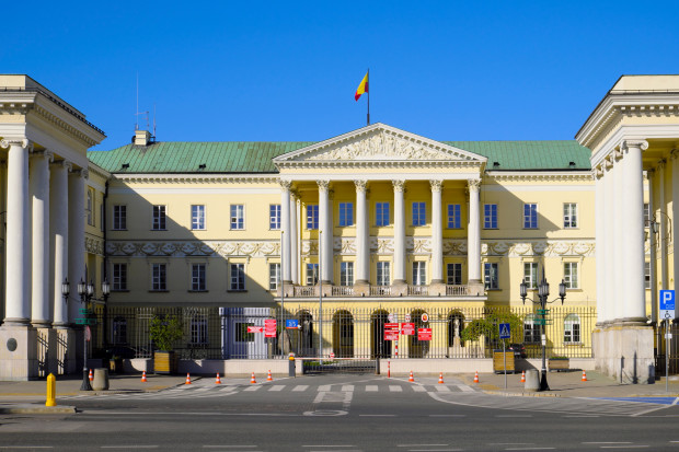 Radni PiS w Radzie Warszawy domagają się odwołania sekretarza miasta Włodzimierza Karpińskiego (Fot. Shutterstock.com)