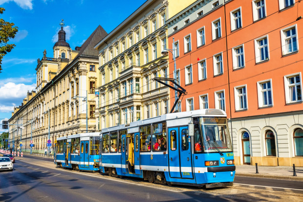 Pieniądze z emisji zostaną przeznaczone m.in. zakup nowych i modernizację używanych tramwajów we Wrocławiu (Fot. Shutterstock.com)