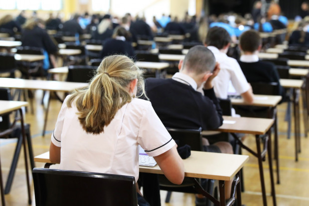 Uczestnictwo w egzaminie ósmoklasisty przesądza o możliwości ukończenia szkoły podstawowej. Trzeba o tym pamiętać (fot. Shutterstock).