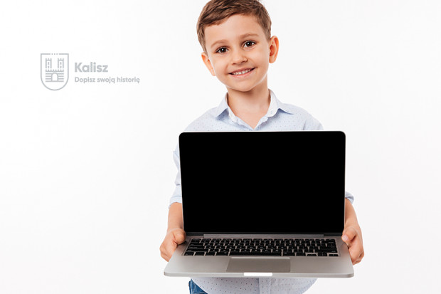 Władze Kalisza pozyskały 263 tys. zł z przeznaczeniem na zakup laptopów, aby poprawić jakość zdalnej edukacji (fot. kalisz.pl)
