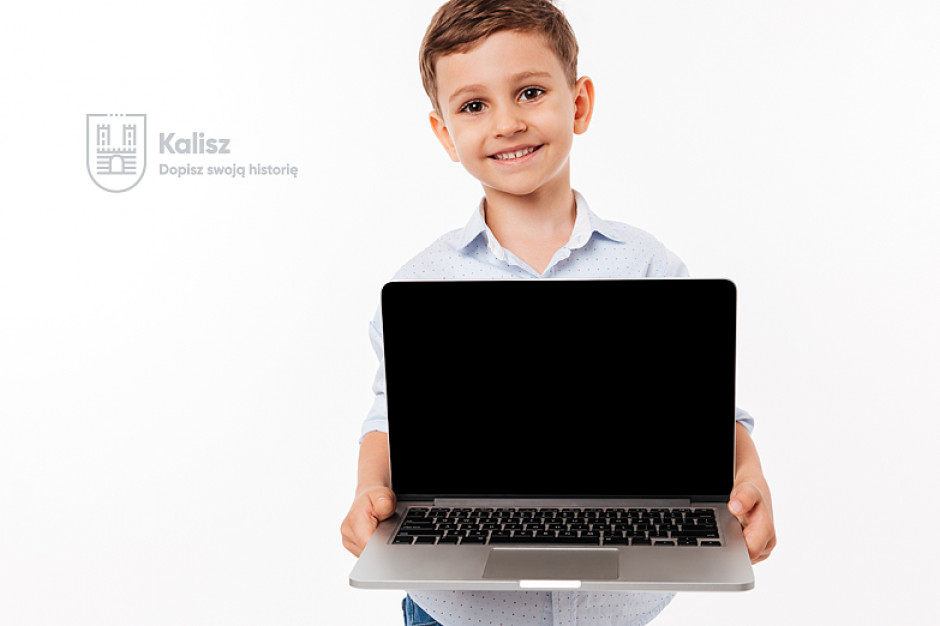 Władze Kalisza pozyskały 263 tys. zł z przeznaczeniem na zakup laptopów, aby poprawić jakość zdalnej edukacji (fot. kalisz.pl) Kalisz: Miasto pozyskało 263 tys. zł na laptopy dla uczniów i nauczycieli
