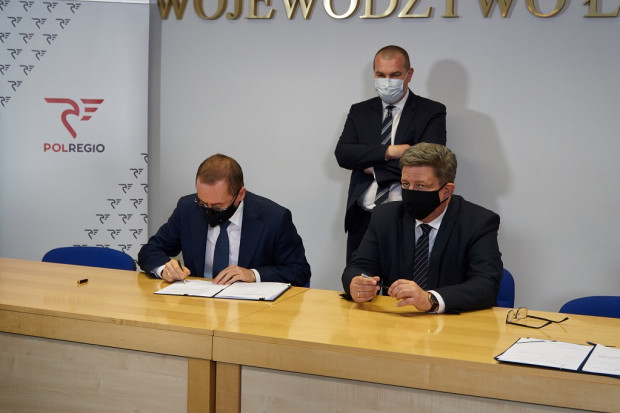 Województwo Łódzkie podpisało z Polregio 8-letnią umowę na wykonanie przewozów kolejowych w regionie (fot. lodzkie.pl/Piotr Wajman)