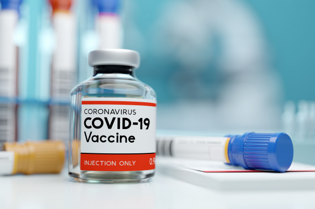 Szczepienia piątą dawką będą wykonywane 2-walentną szczepionką przeciw COVID-19 zaktualizowaną dla wybranych podwariantów Omikron. (Fot. Shutterstock)