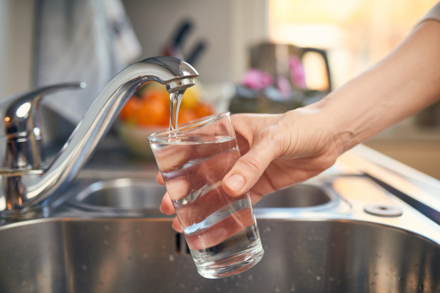 Taryfy za wodę muszą rosnąć, inaczej spółki wodno-kanalizacyjne poupadają - przekonywali samorządowcy.  (fot. Shutterstock).