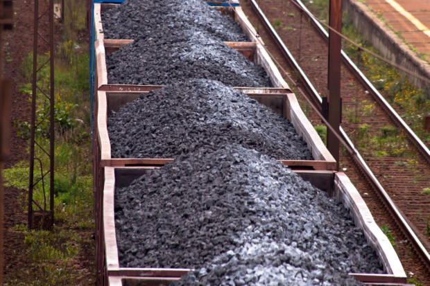 Gmina może sprzedawać węgiel mieszkańcom w cenie nie wyższej niż 2 tys. zł za tonę (fot. shutterstock)