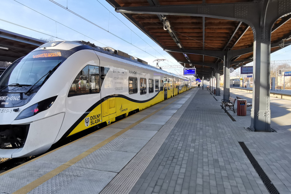 Wrocław jest gotowy zapłacić 18 mln zł rocznie za umowę, która umożliwi jeżdżenie pociągami z biletami miejskimi (fot.KD) Wrocław jest gotowy zapłacić 18 mln zł rocznie za umowę, która umożliwi jeżdżenie pociągami z biletami miejskimi (fot.KD)