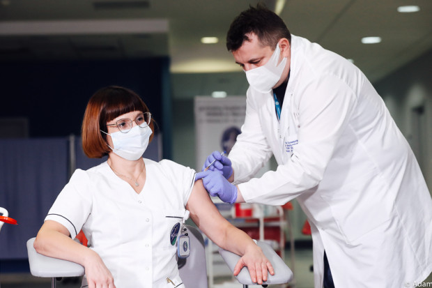 Jako pierwsza w Polsce przeciw COVID19 została zaszczepiona Naczelna Pielęgniarka szpitala CSK MSWiA. (Fot. twitter.com/PremierRP)