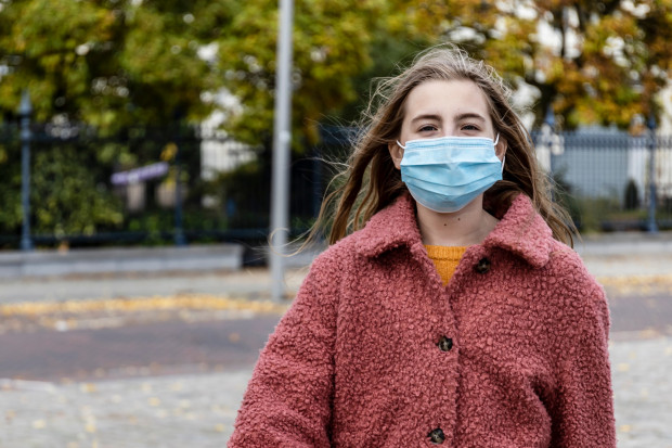 Odnosząc się do obowiązku zakrywania ust i nosa dr Sutkowski ocenił, że jest za tym, żebyśmy stosowali co najmniej maskę chirurgiczną Fot. Shutterstock