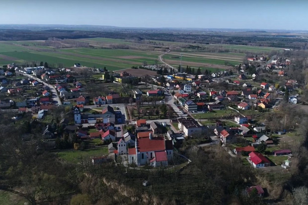 Opatowiec jest najmniejszym miastem w Polsce. Status miasta odzyskał w 2019 r. (fot. youtube/Gmina Opatowiec)