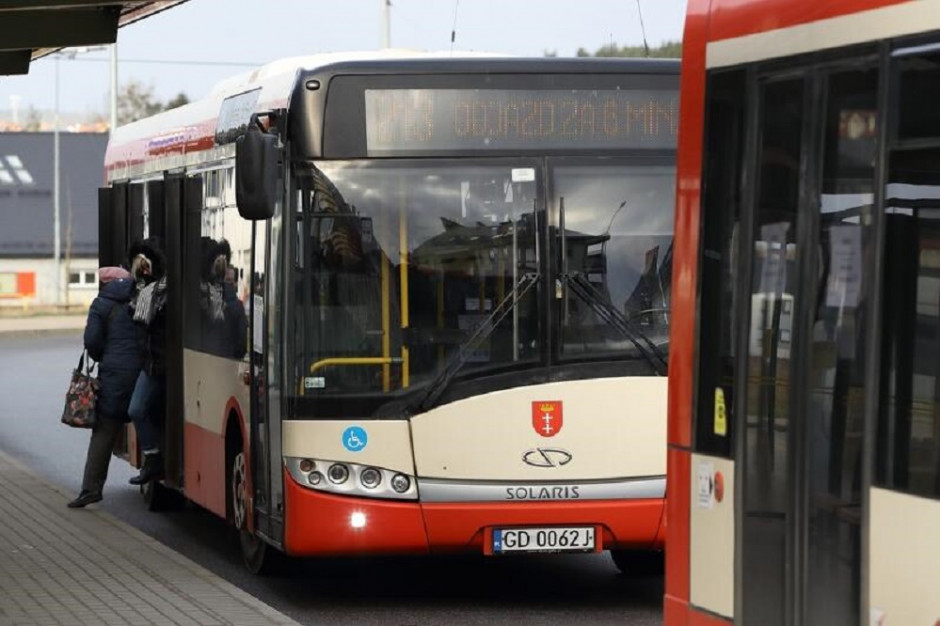 Kierownictwo ZTM w Gdańsku zwraca uwagę, że maksymalne napełnienie pojazdów do 30 proc. ogólnej liczby miejsc siedzących i stojących powoduje, że nieproporcjonalnie do popytu trzeba zwiększać pracę przewozową. (Fot. Grzegorz Mehring/www.gdansk.pl) Kierownictwo ZTM w Gdańsku zwraca uwagę, że maksymalne napełnienie pojazdów do 30 proc. ogólnej liczby miejsc siedzących i stojących powoduje, że nieproporcjonalnie do popytu trzeba zwiększać pracę przewozową. (Fot. Grzegorz Mehring/www.gdansk.pl)