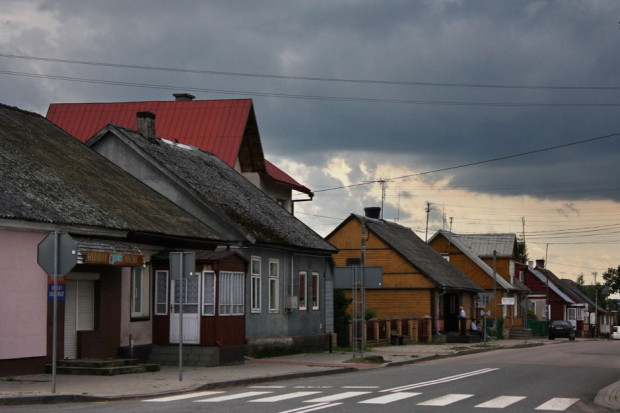 Dzisiaj ponad 1000 gmin wiejskich ma problem z bilansowaniem swojego budżetu. (fot. Suchowola/Wikipedia.org/Ludwig Schneider/CC BY-SA 3.0)