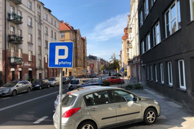 Po podwyżce pierwsza godzina parkowania ma kosztować 3 zł, druga godzina 3,6 zł, trzecia 4,2 zł. Natomiast każda kolejna godzina parkowania to 3 zł (fot. facebook.com/Katowice.eu)