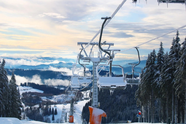 Wyciągi narciarskie nie będą mogły być czynne co najmniej do 17 stycznia. (fot. Pixabay)