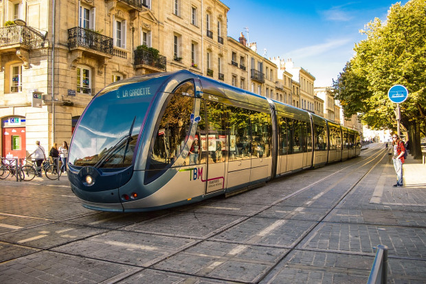 Bez dostępu do sieci napowietrznej mogą poruszać się np. tramwaje we francuskim Bordeaux (Fot. pixabay.com)