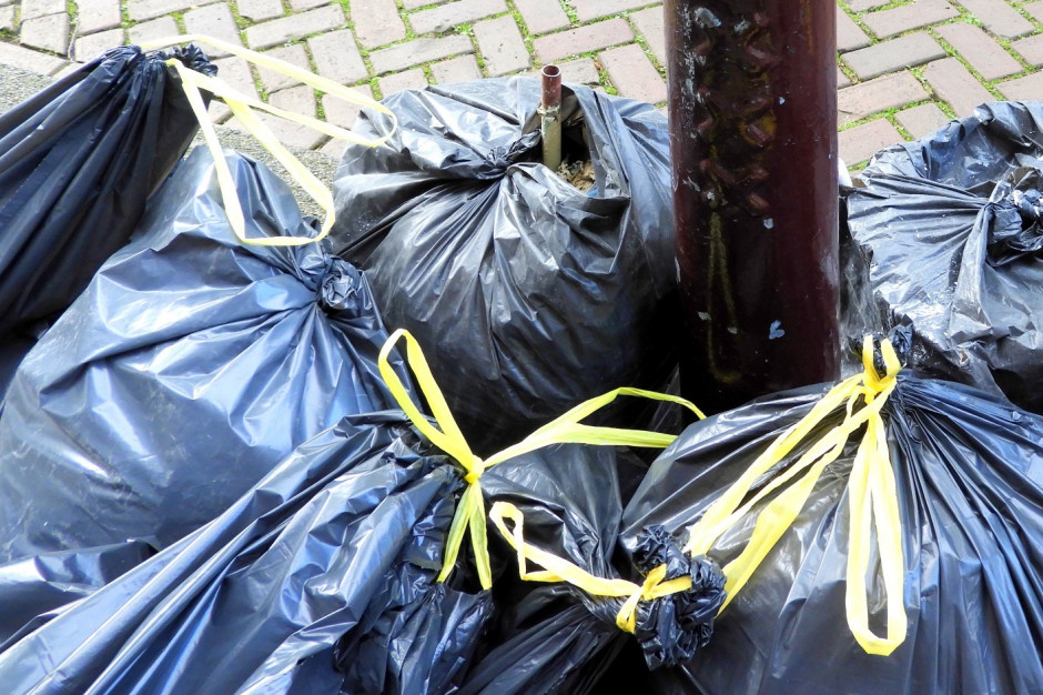 Rozporządzenie Ministra Środowiska zezwala na gromadzenie odpadów w nieekologicznych workach z plastiku (fot. shutterstock) Rozporządzenie Ministra Środowiska zezwala na gromadzenie odpadów w nieekologicznych workach z plastiku (fot. shutterstock)