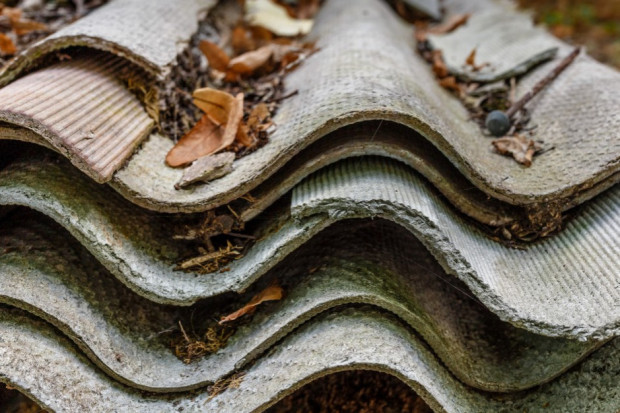 Azbest zaliczany jest obecnie do dziesięciu najgroźniejszych zanieczyszczeń na Ziemi. Najliczniejszym z produktów, które go zawierają, jest eternit.(Fot. Shutterstock.com)