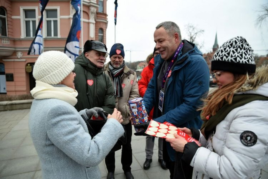 Prezydent Bydgoszczy na aukcję wystawił usługę fryzjerską (fot. FB/Rafał Bruski) Prezydent Bydgoszczy na aukcję wystawił usługę fryzjerską (fot. FB/Rafał Bruski)