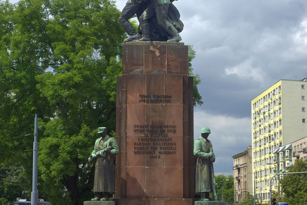 Pomnik Braterstwa Broni, który stał w Warszawie do 2011 r. Podobny wciąż znajduje się w Czechowicach-Dziedzicach (fot. Cezary Piwowarski/CC BY-SA 4.0)
