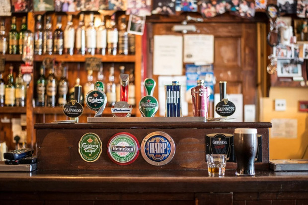 W kilku polskich miastach restauratorzy i właściciele pubów zostaną zwolnieni z opłat koncesyjnych za sprzedaż alkoholu (fot. Pixabay)