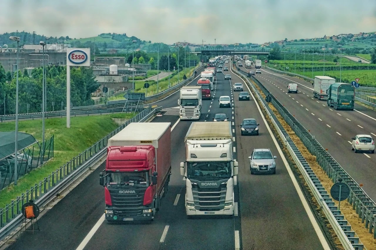 Od 1 czerwca odstęp między pojazdami na autostradzie będzie musiał być nie mniejszy niż połowa prędkości, z jaką porusza się dany pojazd. (Fot. pixabay.com)