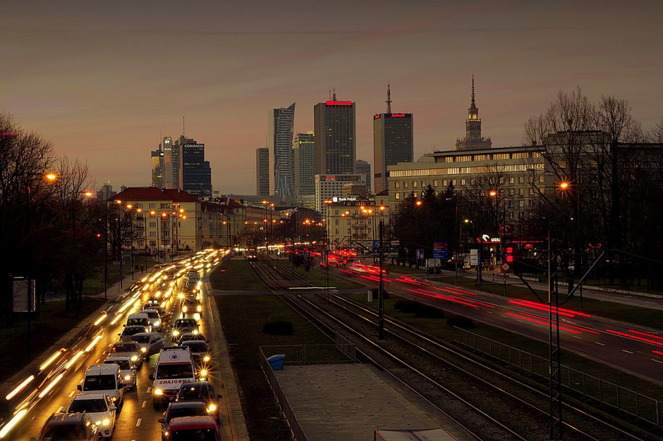 Warszawa: spadła liczba rejestracji, ale rośnie ilość samochodów z napędem ekologicznym